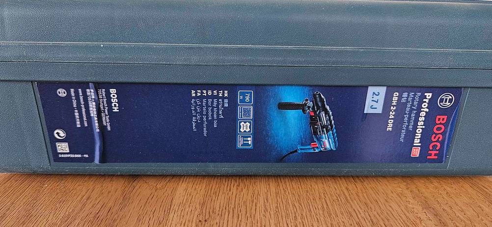 Bosch-Bohrhammer getestet: Nahaufnahme des Labels des Verpackungskoffers.
