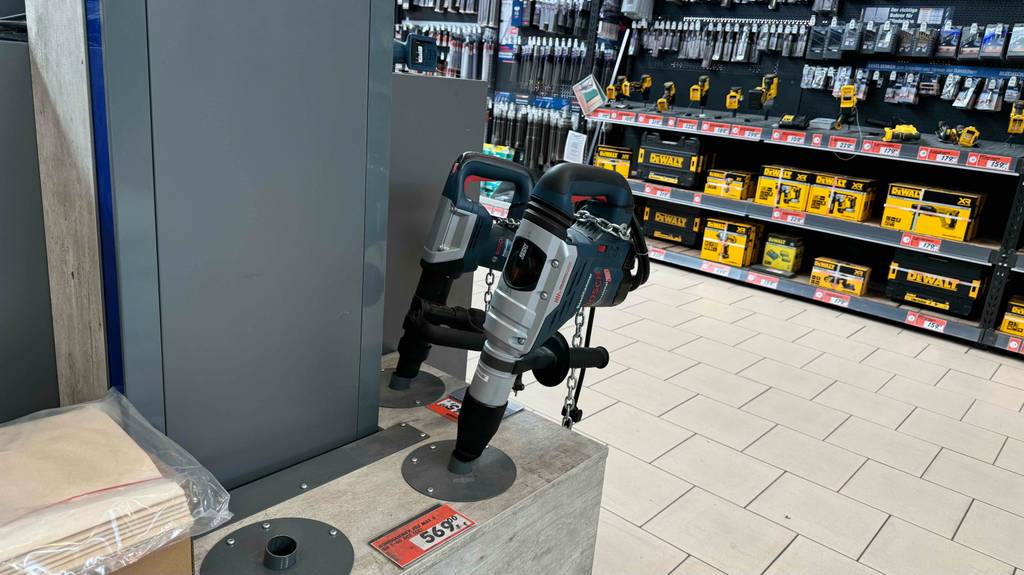 Zwei SDS-Max-Bohrhammer im Test sind nebeneinander inklusive Preisschild in einem Baumarkt ausgestellt.