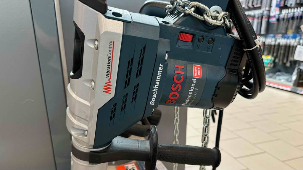 Nahaufnahme eines Bosch SDS-Max-Bohrhammers im Test, der mit einer Vibrations-Kontrolle ausgestattet ist.