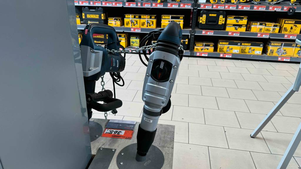 Ansicht auf den Geschwindigkeitsregler eines getesteten SDS-Max-Bohrhammers der Marke Bosch.