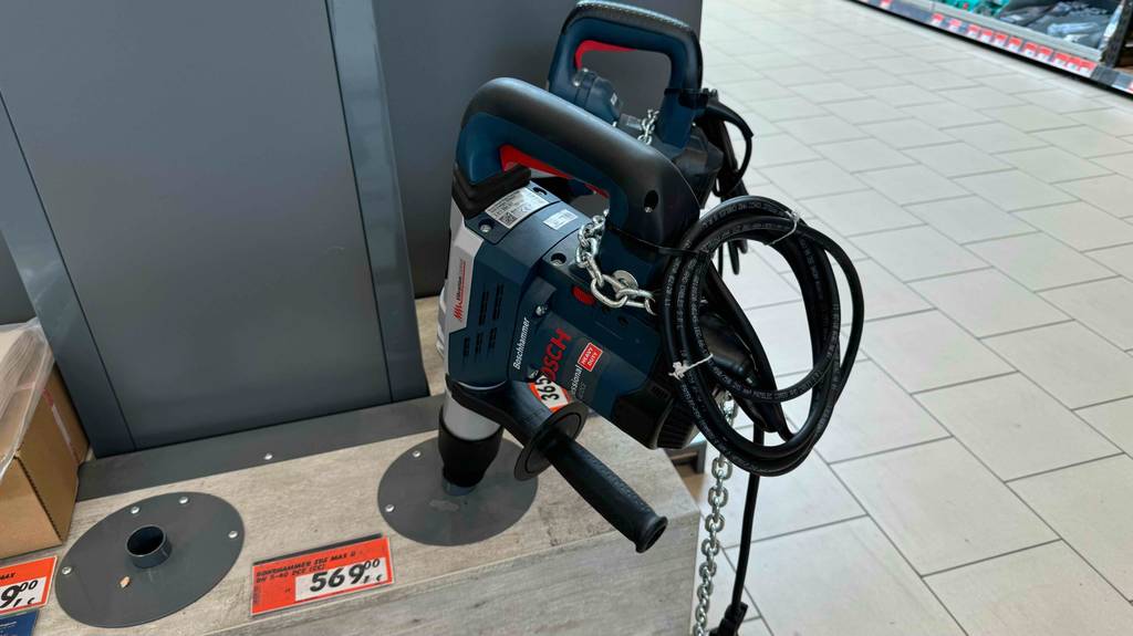 Im Test: SDS-Max-Bohrhammer, mit Fokus auf den Haupt- sowie Zusatzgriffe und das Anschlusskabel.