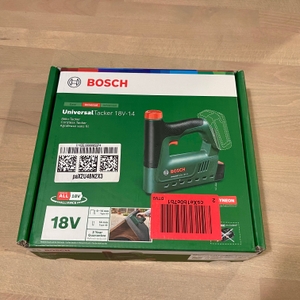 Die Verpackung des Bosch UniversalTacker 18V‑14 zeigt das Gerät von vorn. Alle wichtigen technischen Daten sind auf der Schachtel übersichtlich dargestellt.