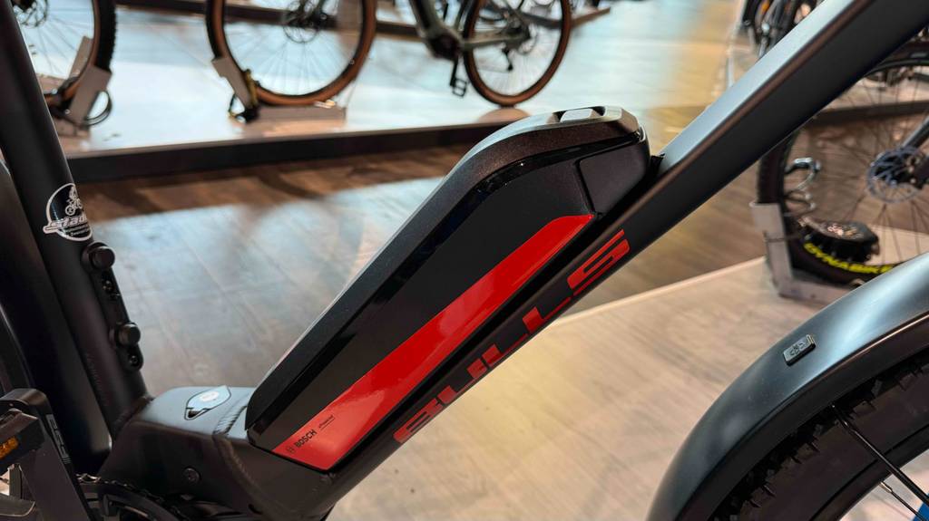 Im Test: Seitenansicht im Detail eines montierten E-Bike-Akkus.