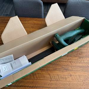 Der geöffnete Karton der Bosch Easy Hedge Cut 45 von oben.