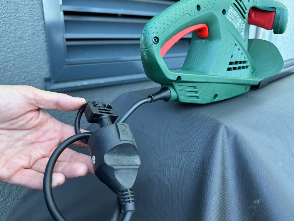 Das Kabel der Bosch Easy Hedge Cut 45 in Nahaufnahme.