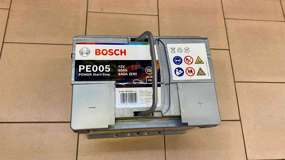 Im Test: Eine EFB-Batterie von oben auf einem Fließenboden.