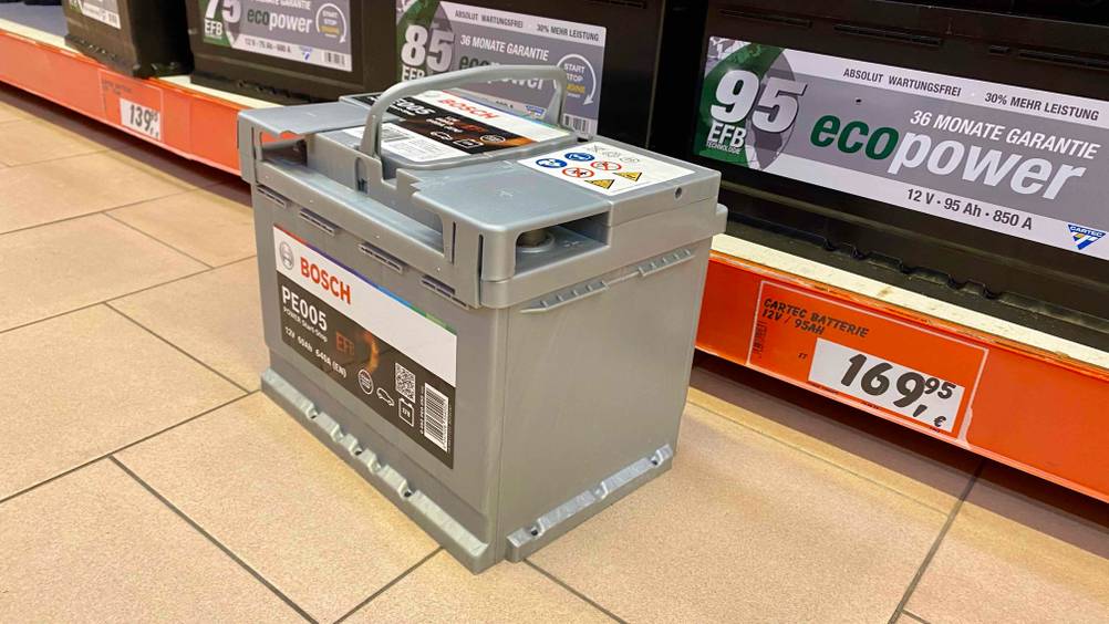 EFB-Batterie getestet: Ein Gerät steht vor einem Regal mit Preisangaben auf einem Fließenboden.