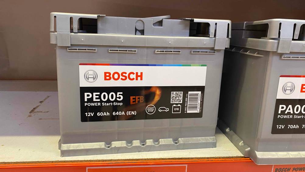 Eine EFB-Batterie im Test von vorne in einem Regal neben anderen Produkten.