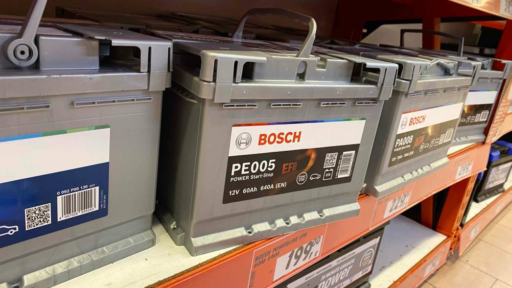 Eine getestete EFB-Batterie neben anderen in einem Verkaufsregal mit Preisangaben.