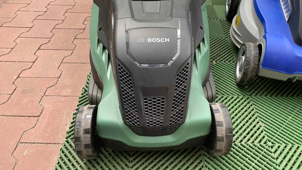 Bosch-Elektro-Rasenmäher getestet: Nahaufnahme des Motors von vorne mit Logo.