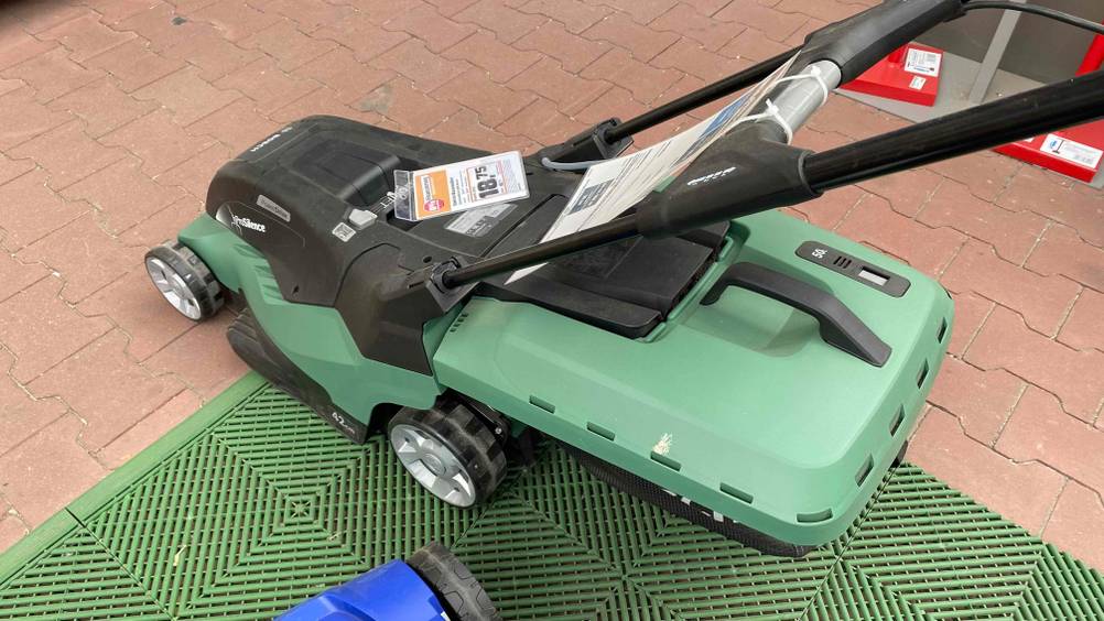 Handgriff von einem getesteten Elektro-Rasenmäher der Marke Bosch. 