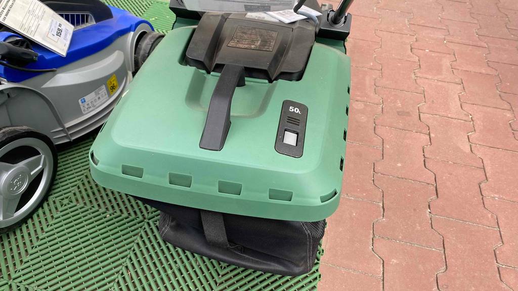 Auffangbehälter eines getesteten Bosch Elektro-Rasenmähers.