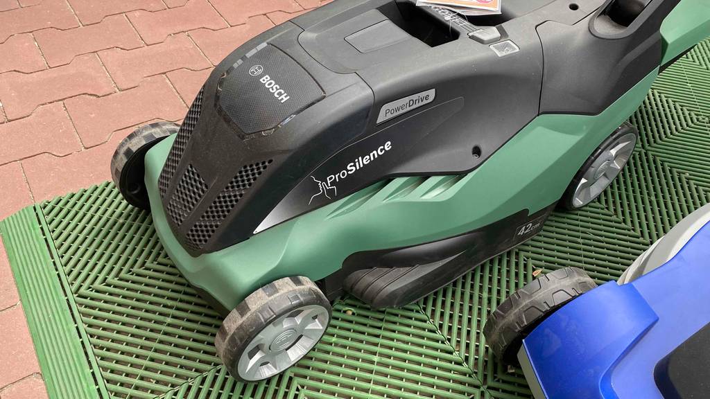 Getestet: Detailansicht Vorderteil eines Elektro-Rasenmähers von Bosch.