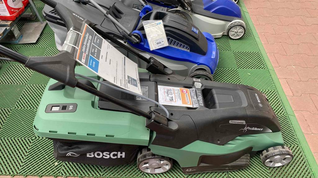 Getestet: Bosch Elektro-Rasenmäher steht in Reihe mit anderen.