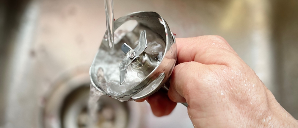 Stabmixer im Test: Der Bosch ErgoMix wird unter fließend Wasser gereinigt.