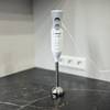 Stabmixer-Test: Der Bosch ErgoMixx MSM66120 steht auf einer grauen Arbeitsfläche.
