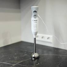 Stabmixer-Test: Der Bosch ErgoMixx MSM66120 steht auf einer grauen Arbeitsfläche.
