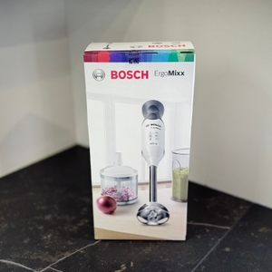 Stabmixer im Test: Die Verpackung eines Bosch ErgoMix steht auf einer grauen Arbeitsfläche.