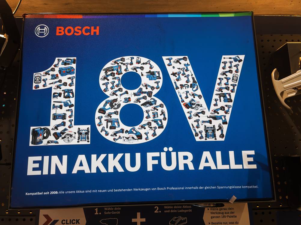 Bosch-Exzenterschleifer im Test: Ein großes Plakat mit Bosch 18 V - Ein Akku für alle.