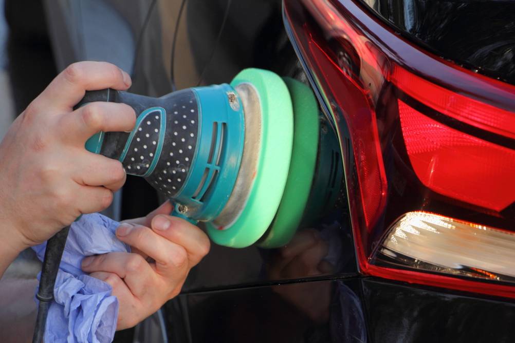 Bosch-Exzenterschleifer im Test: Ein Auto wird mit einer Schwammscheibe auf dem Gerät poliert.