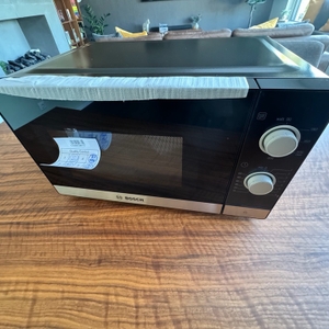 Die Bosch FFL020MS2 Serie 2 steht nach dem Herausnehmen aus dem Karton auf einem Tisch