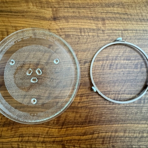 Der zweiteilige Drehteller der Bosch FFL020MS2 Serie 2 liegt auf einem Tisch