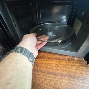 Eine Hand nimmt den Drehteller der Bosch FFL020MS2 Serie 2 heraus