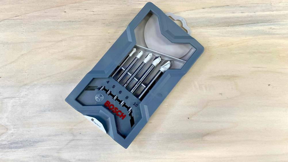 Im Test: Ein Set Fliesenbohrer von Bosch in Originalverpackung auf einer hellen Fläche von oben.