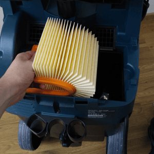 Der Staubfilter eines Bosch Nass-Trockensaugers in der Nahaufnahme.