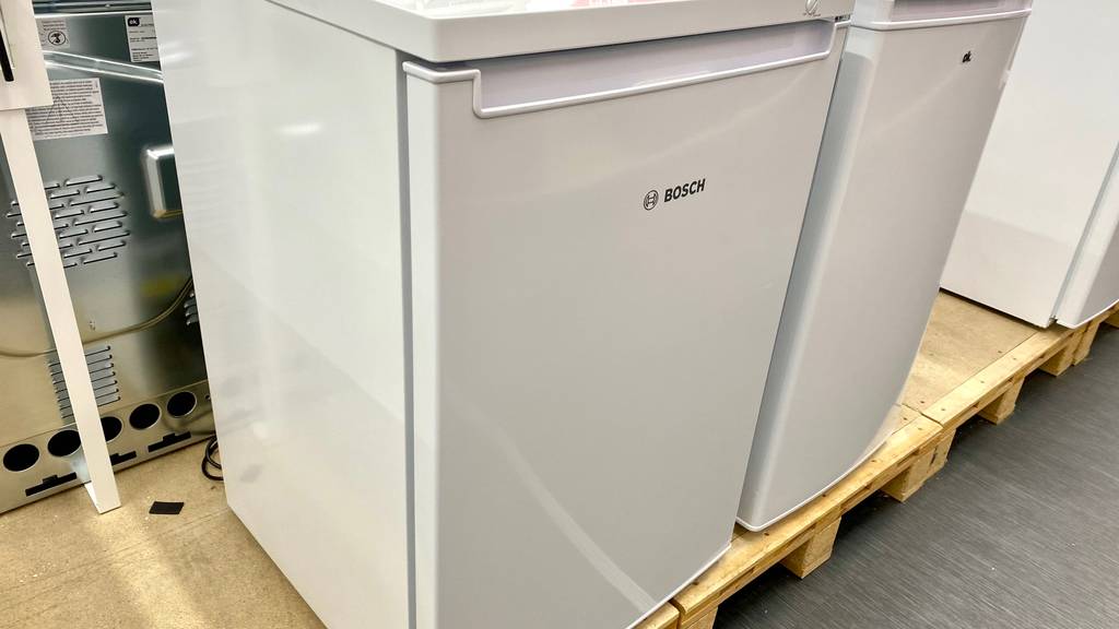 Getesteter Gefrierschrank von Bosch steht mit anderen Gefrierschränken auf einer Palette im Verkaufsbereich.