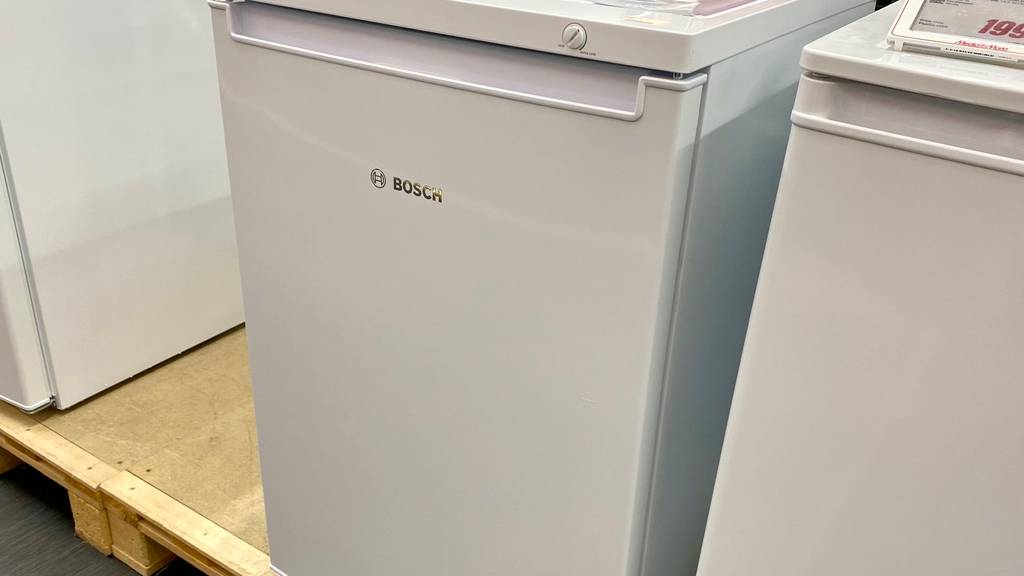 Gefrierschrank-Test: weißer Gefrierschrank von Bosch steht neben einem weiteren Modell im Verkaufsraum.