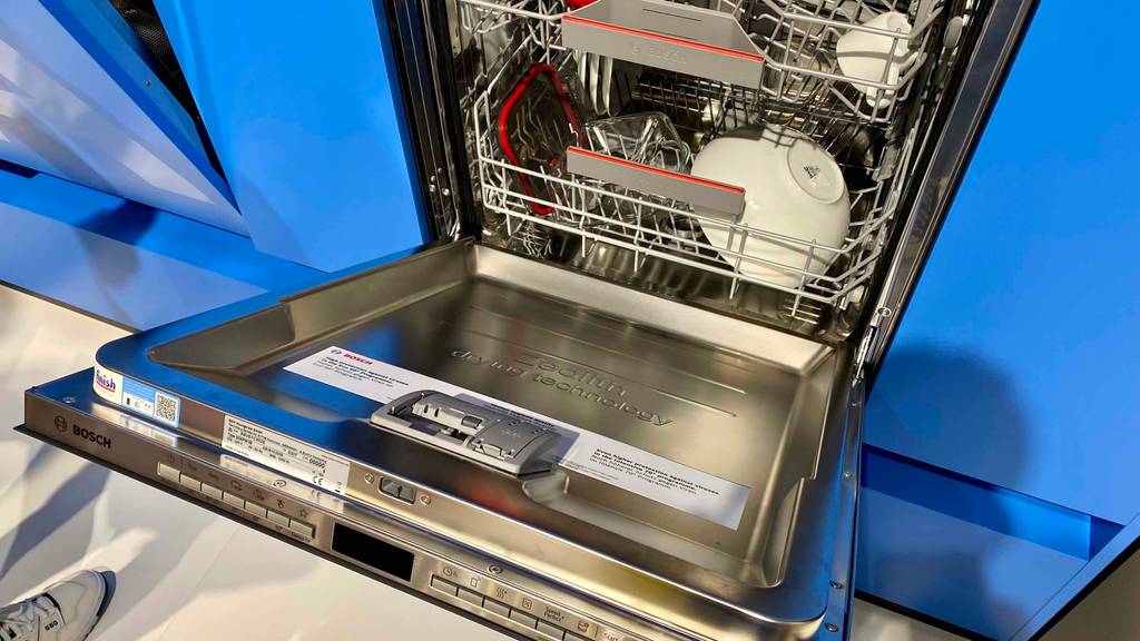 Geöffneter Geschirrspüler der Marke Bosch im Test. 
