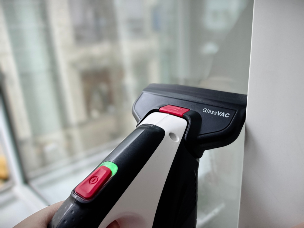 Der Bosch GlassVAC wird mit dem schmalen Aufsatz an einem Fensterrand entlanggeführt. Die Führung erfolgt präzise bis zur Kante.