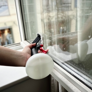 Der Bosch GlassVAC wird mit dem schmalen Aufsatz an einem Fensterrand entlanggeführt. Die Führung erfolgt präzise bis zur Kante.