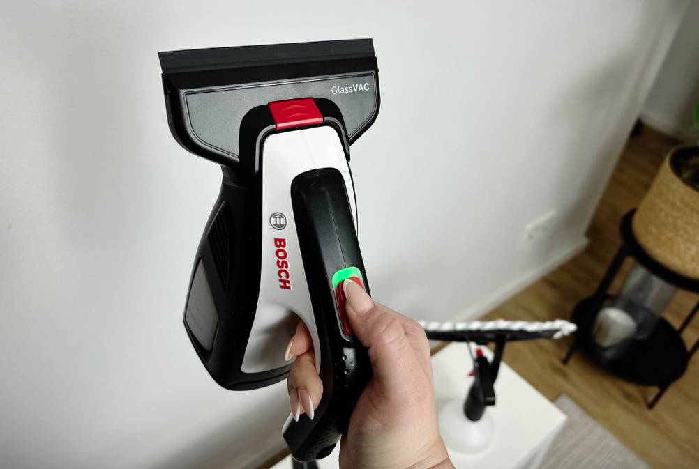 Der Bosch GlassVAC wird frontal gezeigt. Zu sehen ist die schmale Düse, der rote Aufsatzverschluss und der griffige Einschalter.