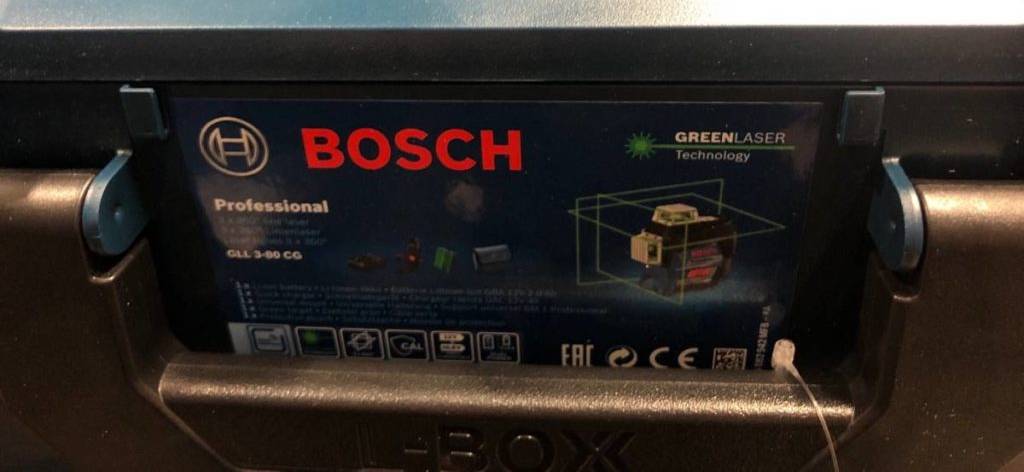 Detailansicht vom Griff des Transportkoffers eines getesteten Kreuzlasers der Marke Bosch GLL 3-80 CG.