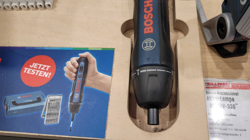 Ansicht des vorderen Teils eines Bosch Professional Akkuschraubers im Test.