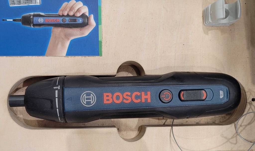 Bosch Professional Akkuschrauber im Test: Ein Gerät in einer Holzaufbewahrung von oben betrachtet.
