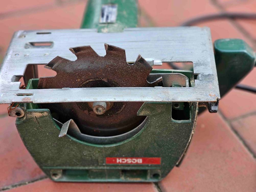 Detailansicht der Sägezähne in einer getesteten Handkreissäge mit Führungsschiene.