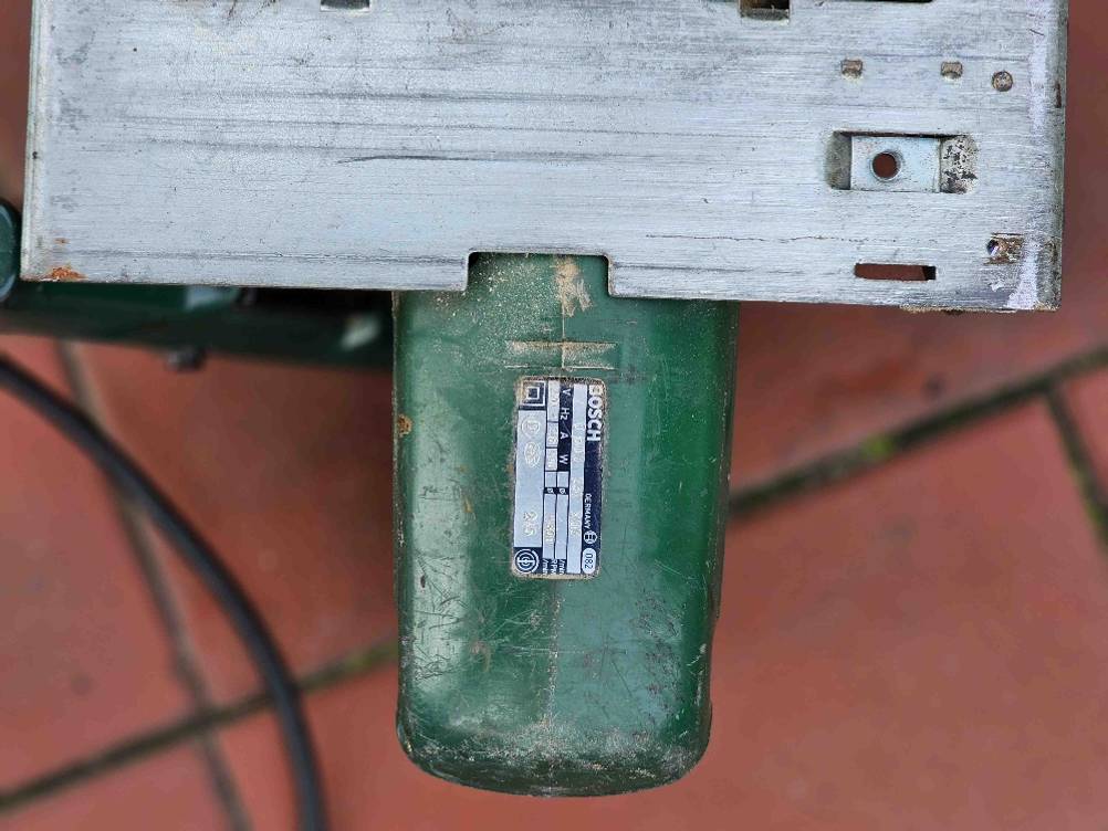 Auf einer getesteten Handkreissäge mit Führungsschiene ist auf der Unterseite Marke und Modell eingestanzt.