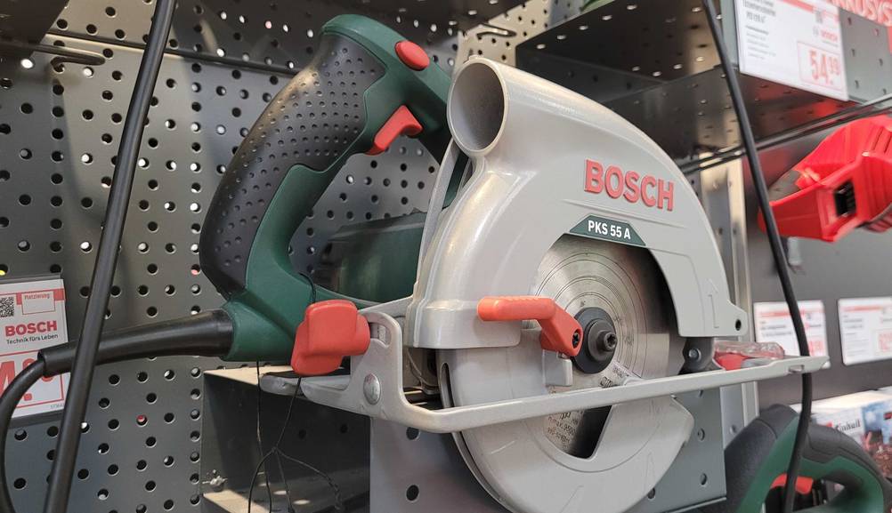 Eine Handkreissäge mit Führungsschiene der Marke Bosch steht zum Testen in einem Verkaufsregal.