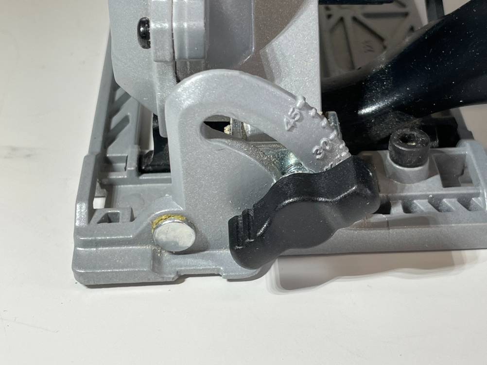 Bosch-Handkreissäge getestet: Nahnahme des Gerungswinkels.