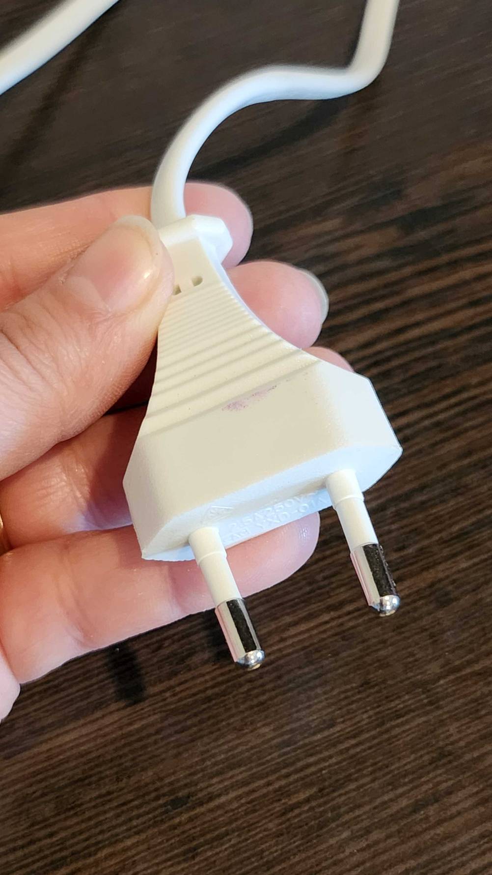 Bosch-Handmixer im Test: Nahaufnahme des Stromsteckers von einer Hand gehalten.