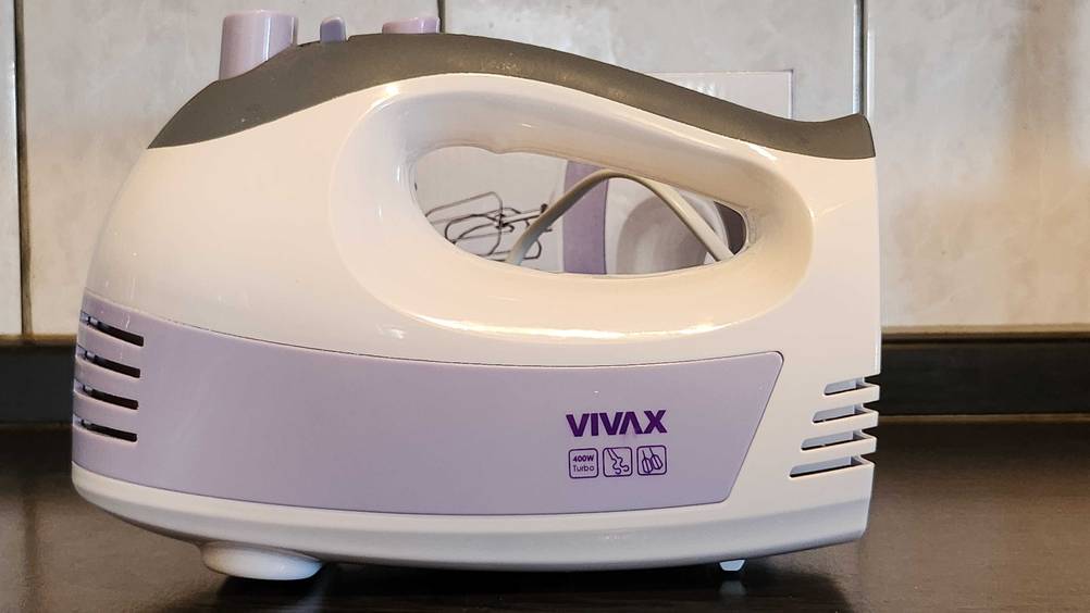 Seitenansicht des getetesteten Bosch-Handmixers auf einer Arbeitsplatte.