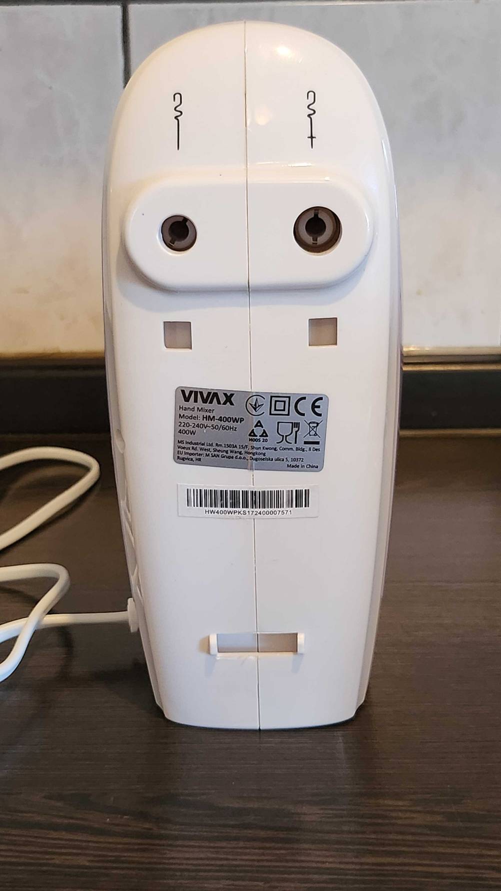 Ein getesteter Bosch-Handmixer von unten ohne Rührhacken.