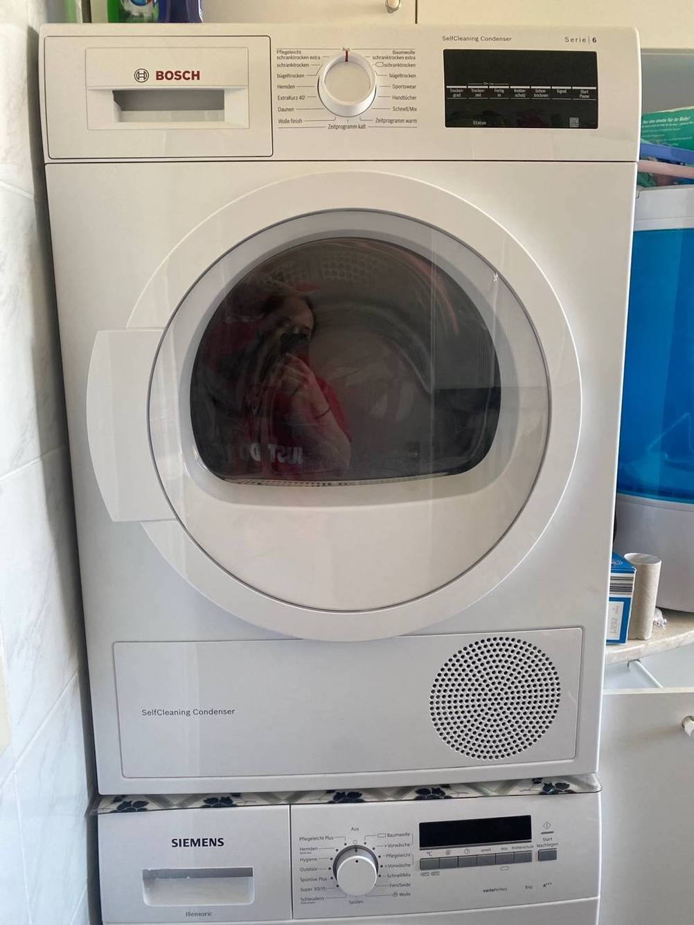 Wäschetrockner im Test steht auf einer Waschmaschine in einem häuslichen Bereich.