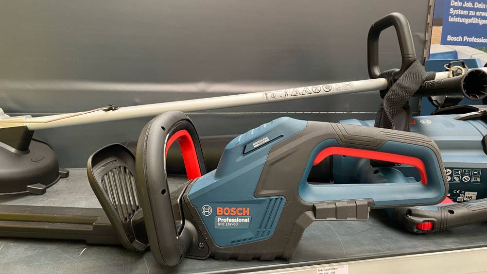 Seitenansicht einer Bosch-Heckenschere im Test inklusive Softgriff und Schutzschild in einem Verkaufsbereich.