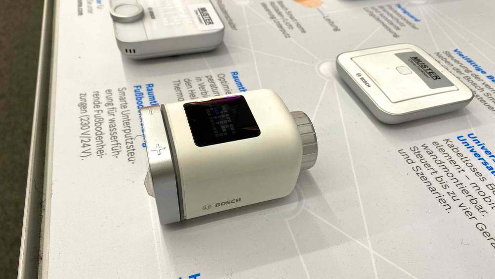 Im Test: Ein Heizkörperthermostat von der rechten Seite mit Herstelleraufdruck auf einer Infotafel befestigt.