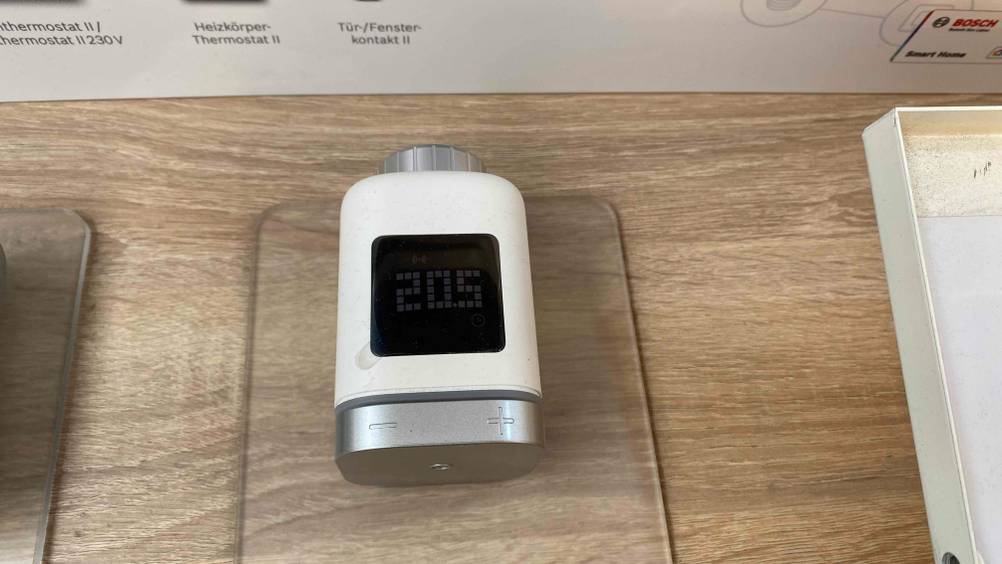 Ein getestetes Heizkörperthermostat in einer Ausstellungsfläche auf einem transparenten Sockel von oben.