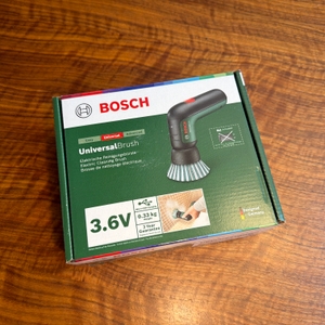 Der Karton der Bosch Home and Garden 06033E0000 liegt auf einem Tisch